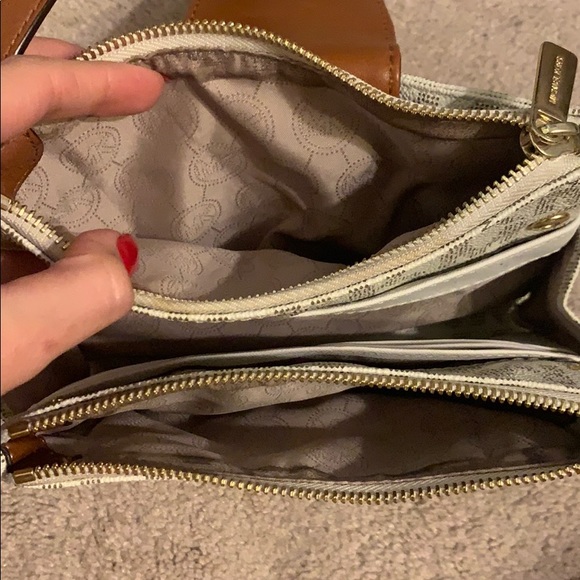 Michael kors cross body - Picture 2 of 5